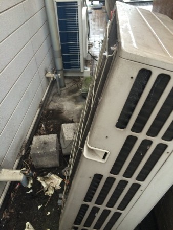 室外機取り外し、狭いので運び出すのが苦労しました！